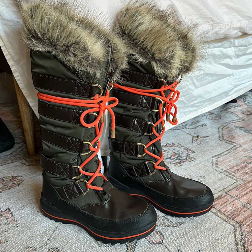 Guess SNOW BOOTS!